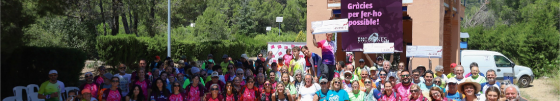 Fundacions, voluntaris, participants i organitzadors en la foto de família del final de l'acte / Marta Vázquez 